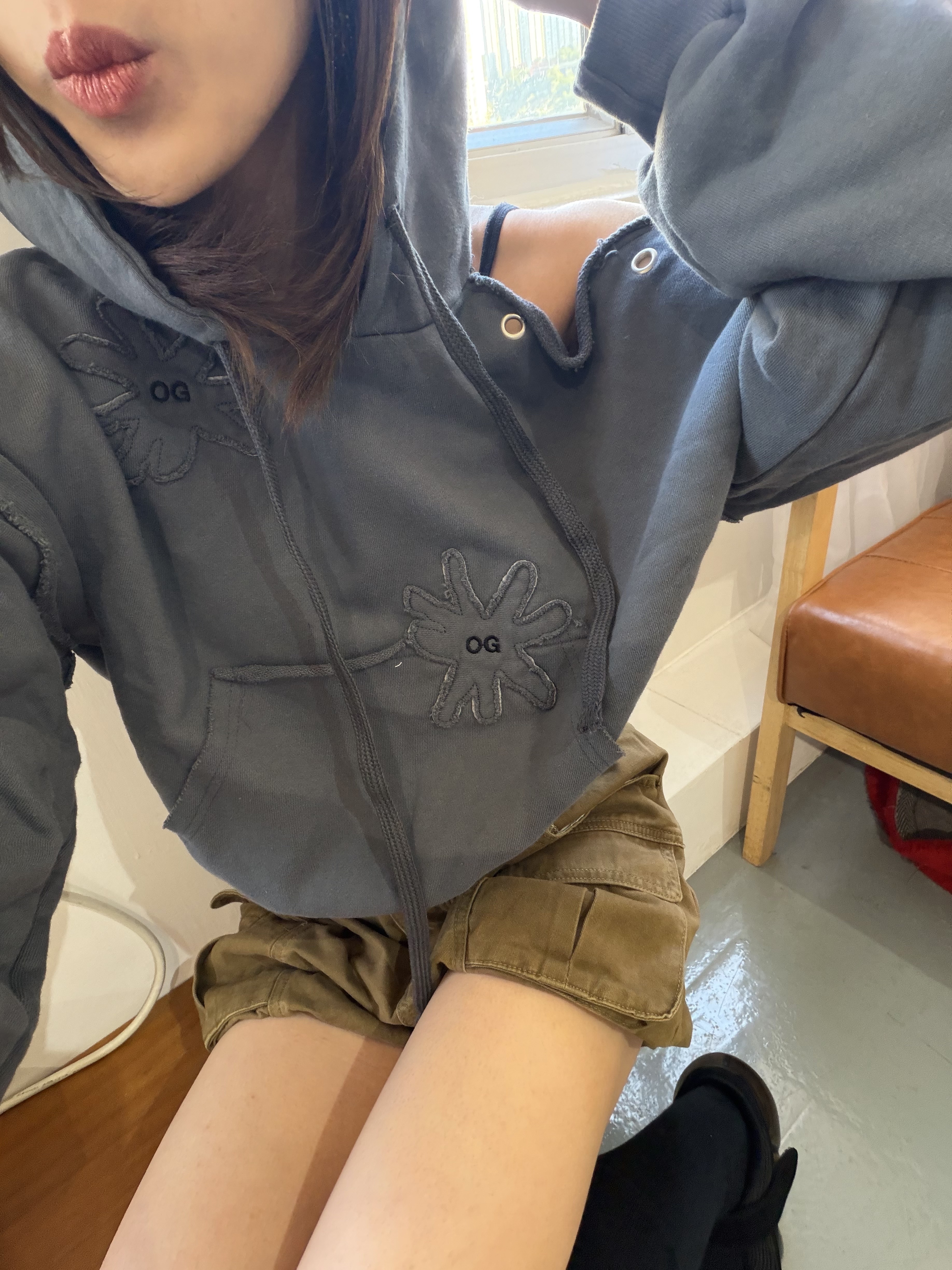 型格露肩刺繡花短衛衣