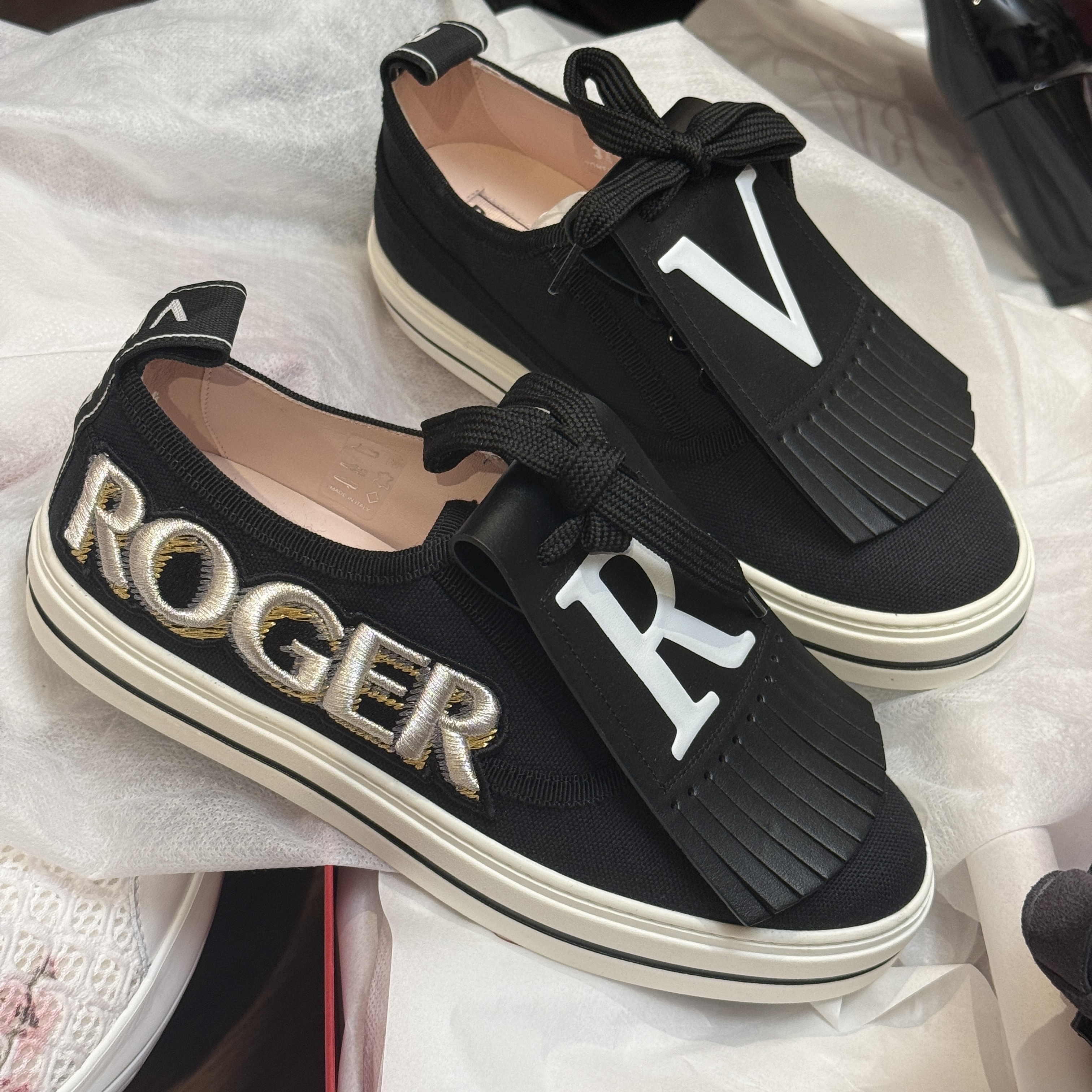 Roger Vivier RV call me Vivier sneakers black