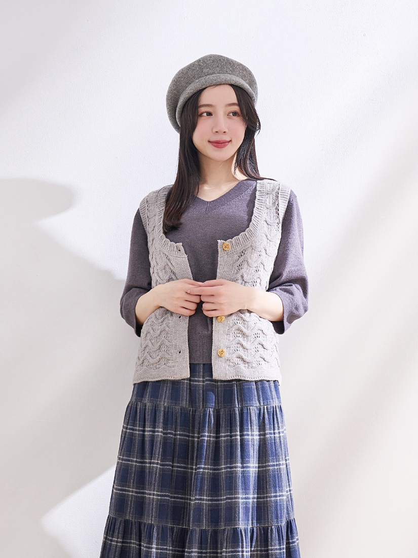 木釦簍空背心V領針織上衣格紋蛋糕裙組合