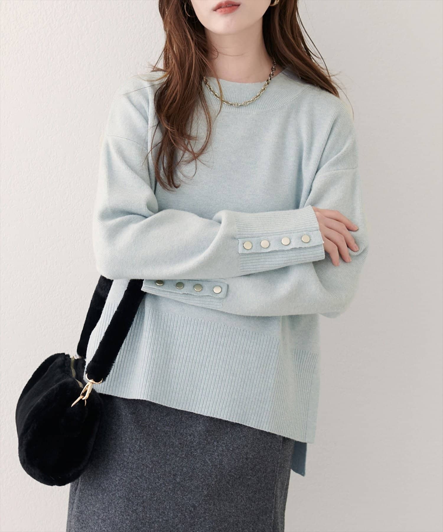 natural couture(ナチュラルクチュール)  スタンドネック袖口釦ゆるニット薩克斯藍（0352050170）