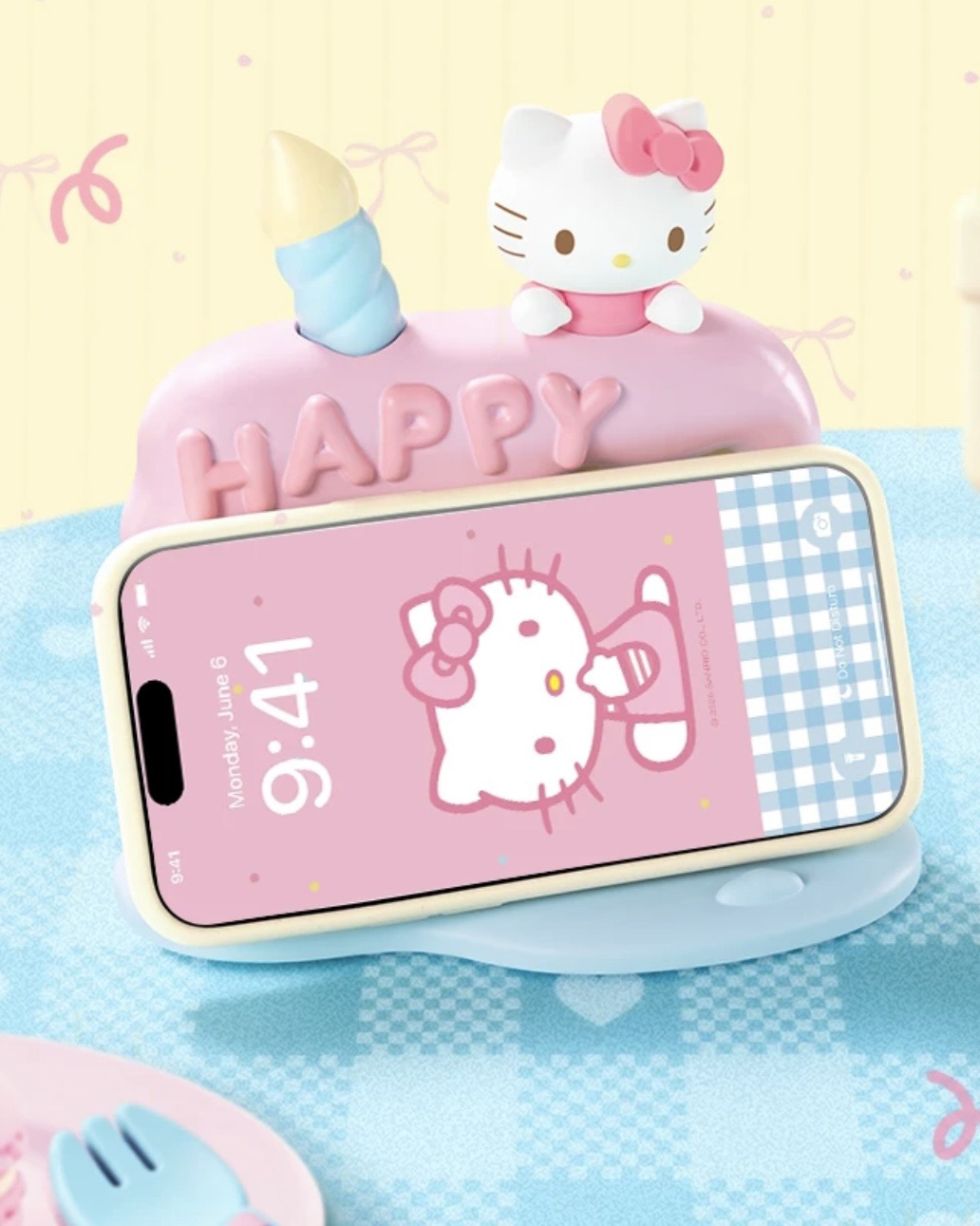 SANRIO 三麗鷗家族 HELLO KITTY 凱蒂貓 生日蛋糕造型 萬年曆 日曆 月曆 手機支架 擺設 多功能 / 預購