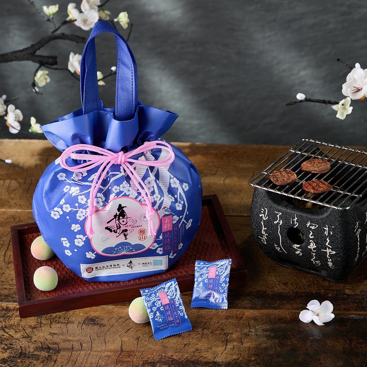 去籽燒烤梅-故宮聯名禮袋 藍地白梅雙蝠耳瓶聯名