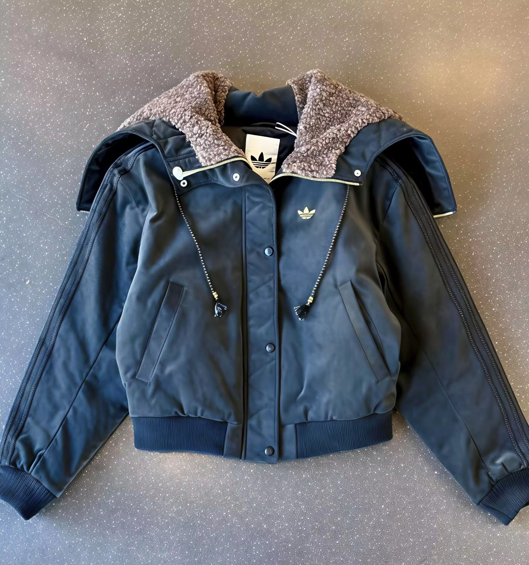 代購-Adidas Originals FW25 JACKET PADDED <馬年限定> CNY新年款 保暖 寬鬆 連帽外套 女款 KT0722