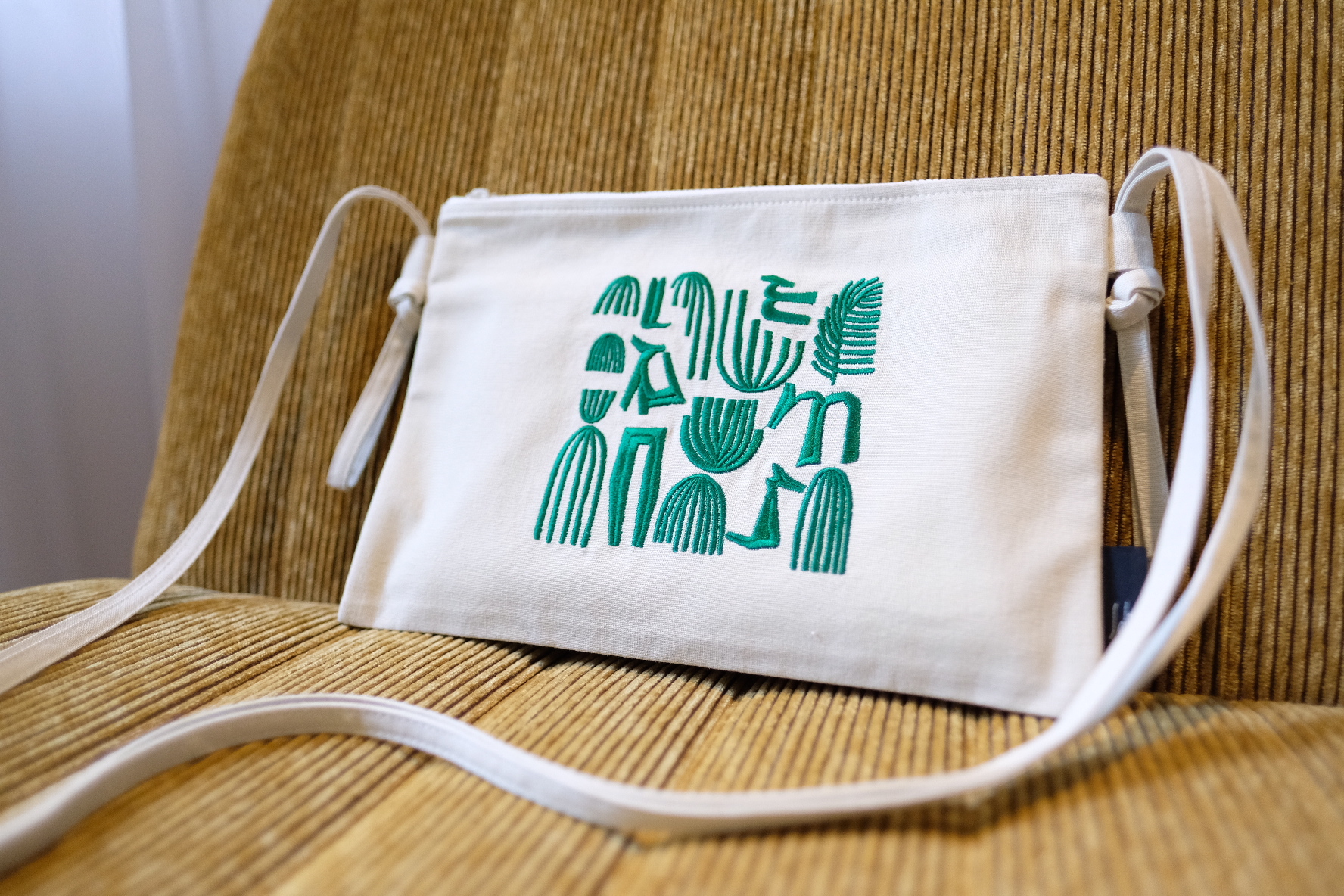 刺繡側背包 / 米色