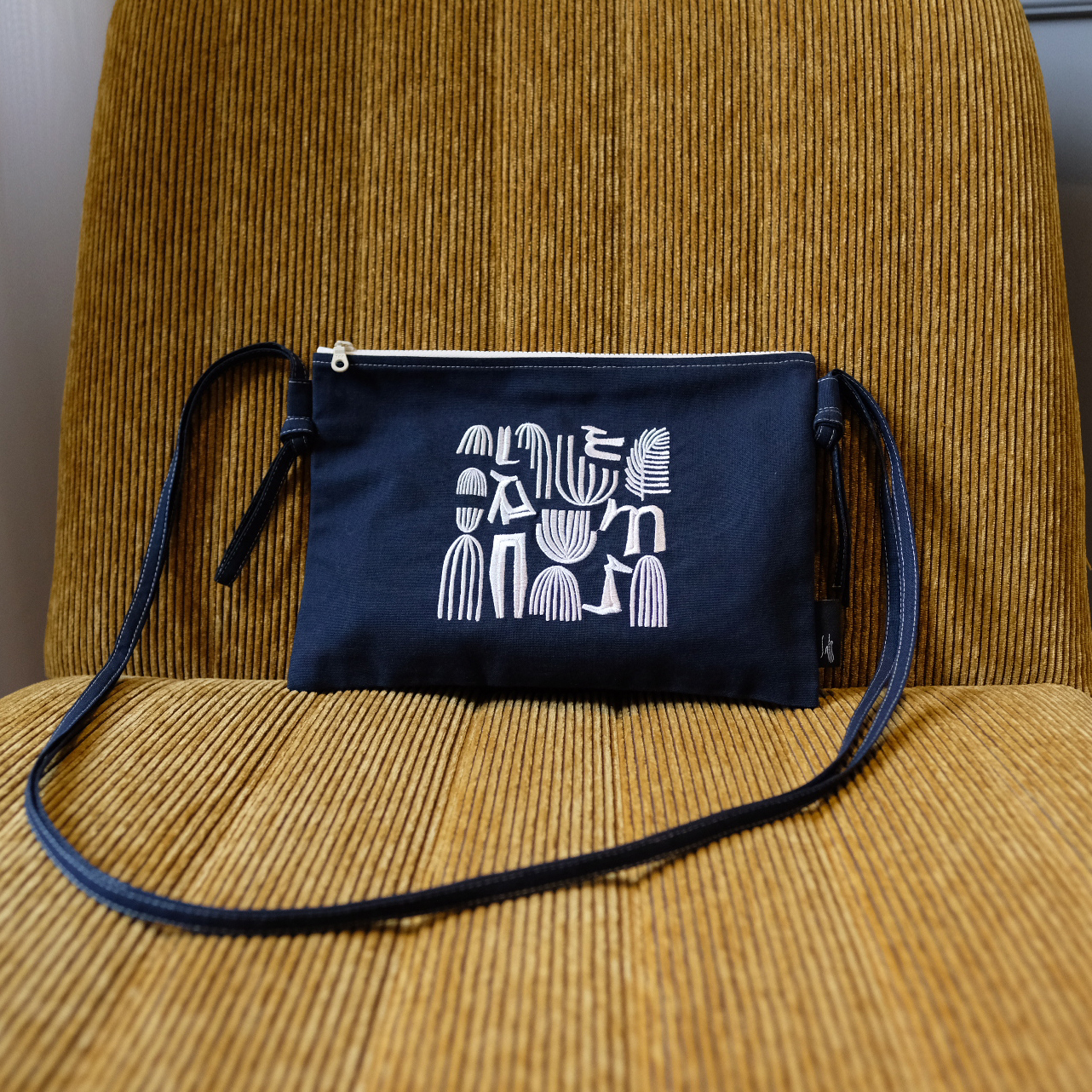 刺繡側背包 / 藏青