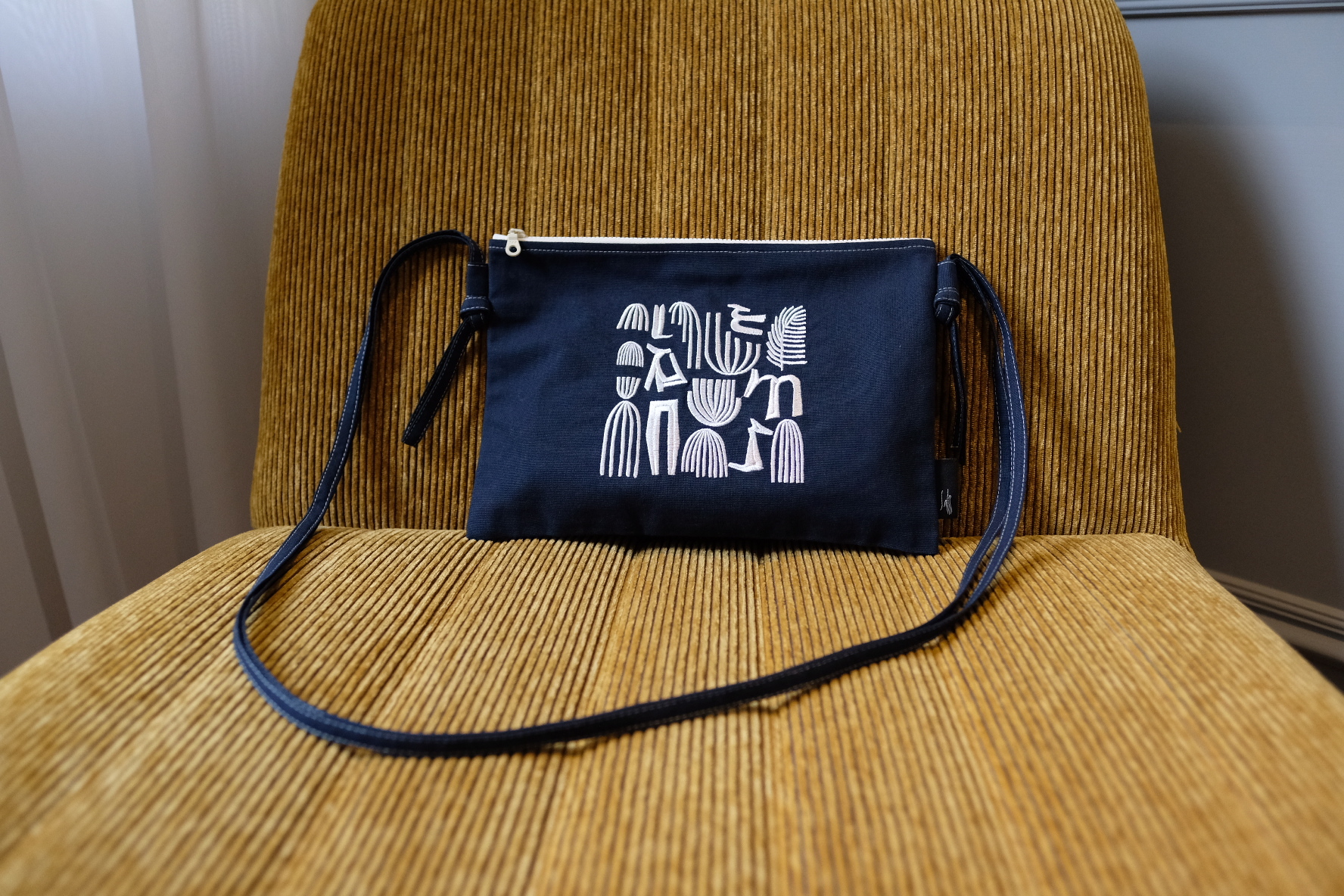 刺繡側背包 / 藏青