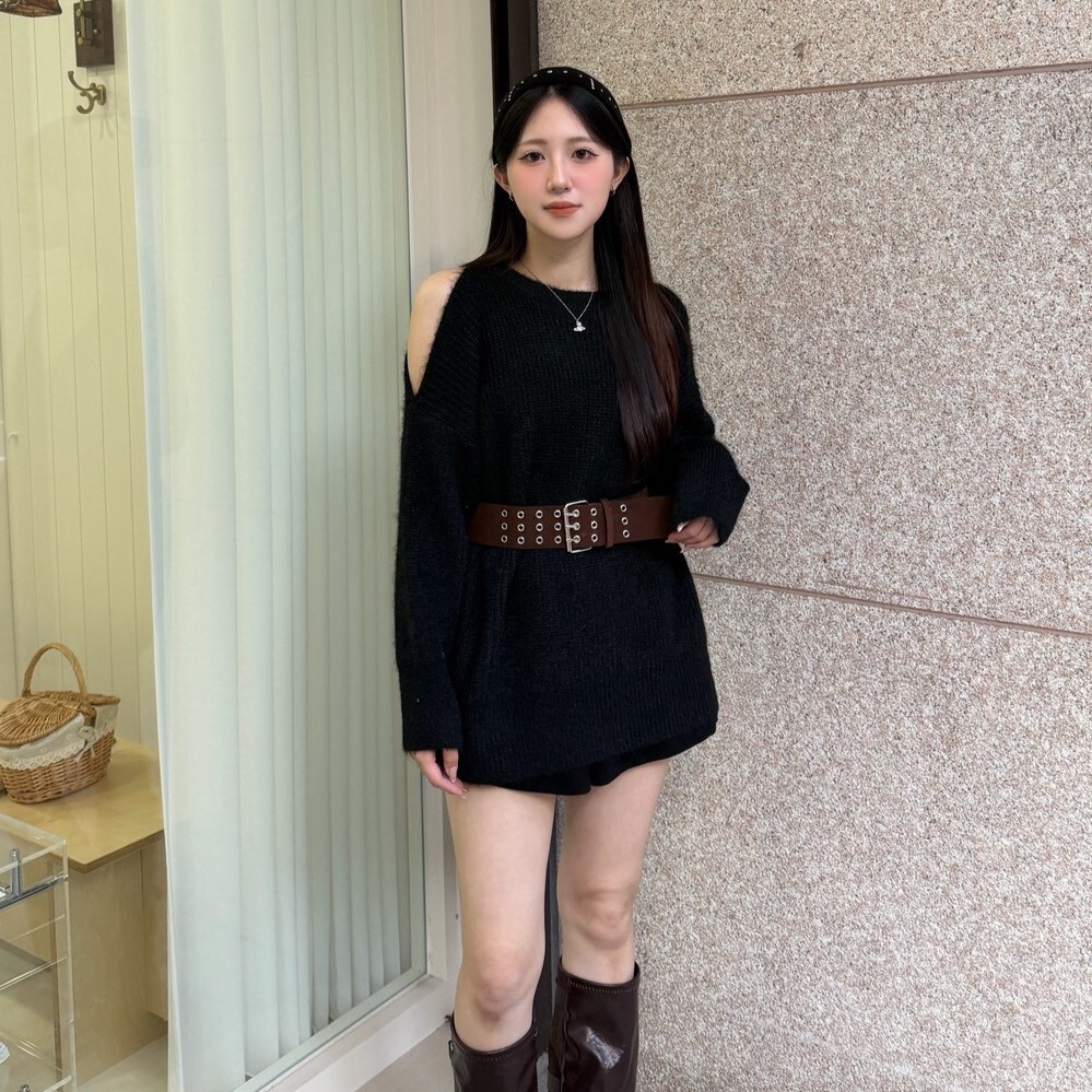 焙茶拿鐵 露單肩設計寬鬆感附皮帶針織毛衣