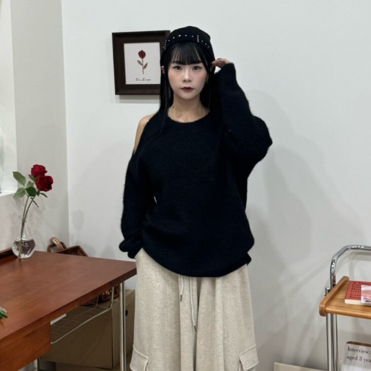 焙茶拿鐵 露單肩設計寬鬆感附皮帶針織毛衣