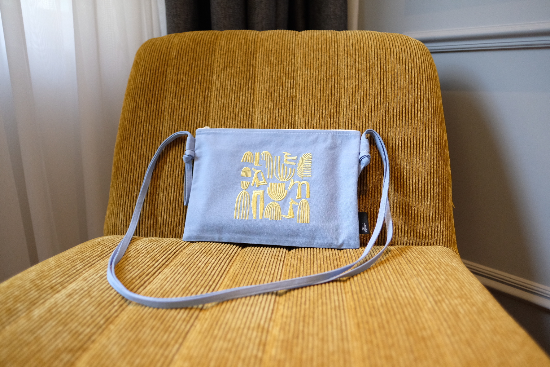 刺繡側背包 / 水藍