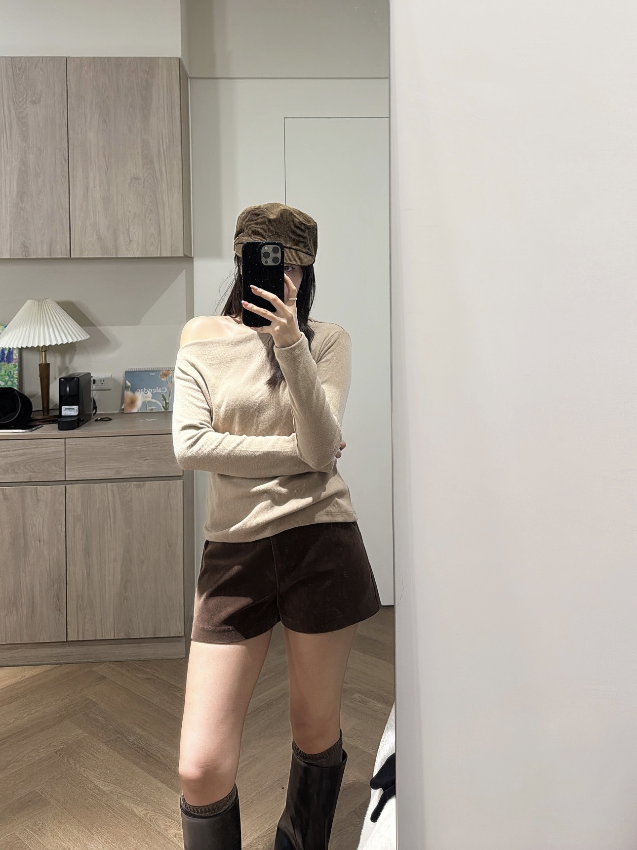 V05 絨面短褲（棕咖S)