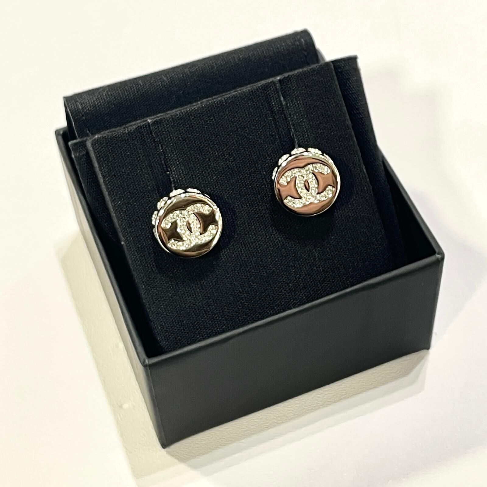全新Chanel耳環 ABG203 1x1cm 銀色圓形CC LOGO水鑽EARRINGS #BRAND NEW #香榭站正品