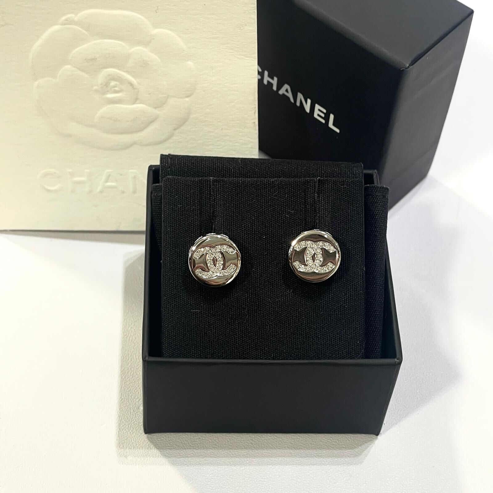 全新Chanel耳環 ABG203 1x1cm 銀色圓形CC LOGO水鑽EARRINGS #BRAND NEW #香榭站正品