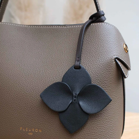 1FL0104-439 [FLEURON] Sia Noir Lisse #PMM09VL0303BLK (EU)