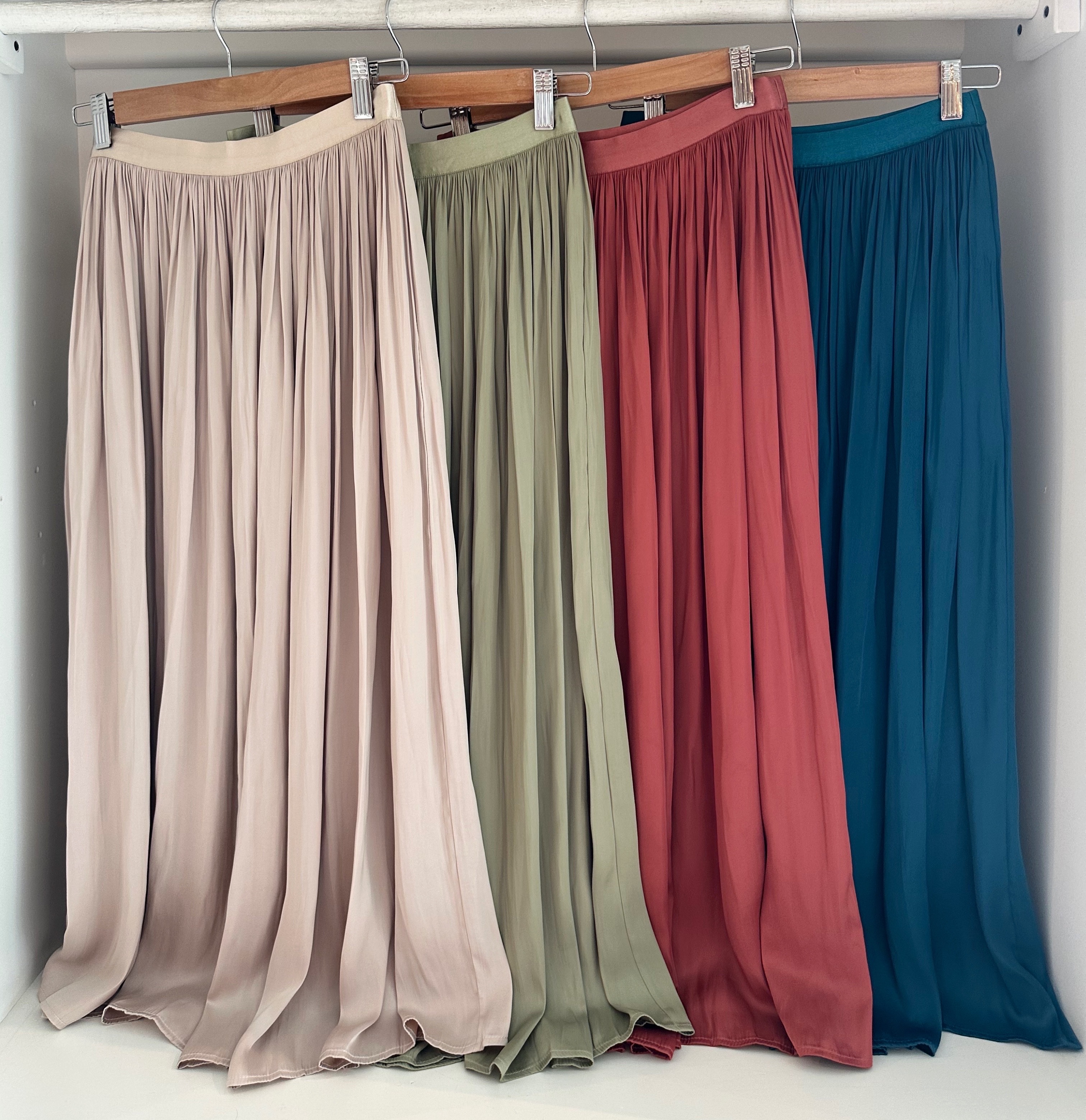 ELASTIC WAISTED SATIN WRINKLED MIDI SKIRT