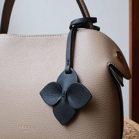 1FL0104-477 [FLEURON] Mini Sia Noir Lisse #PMM10VL0303BLK (EU)