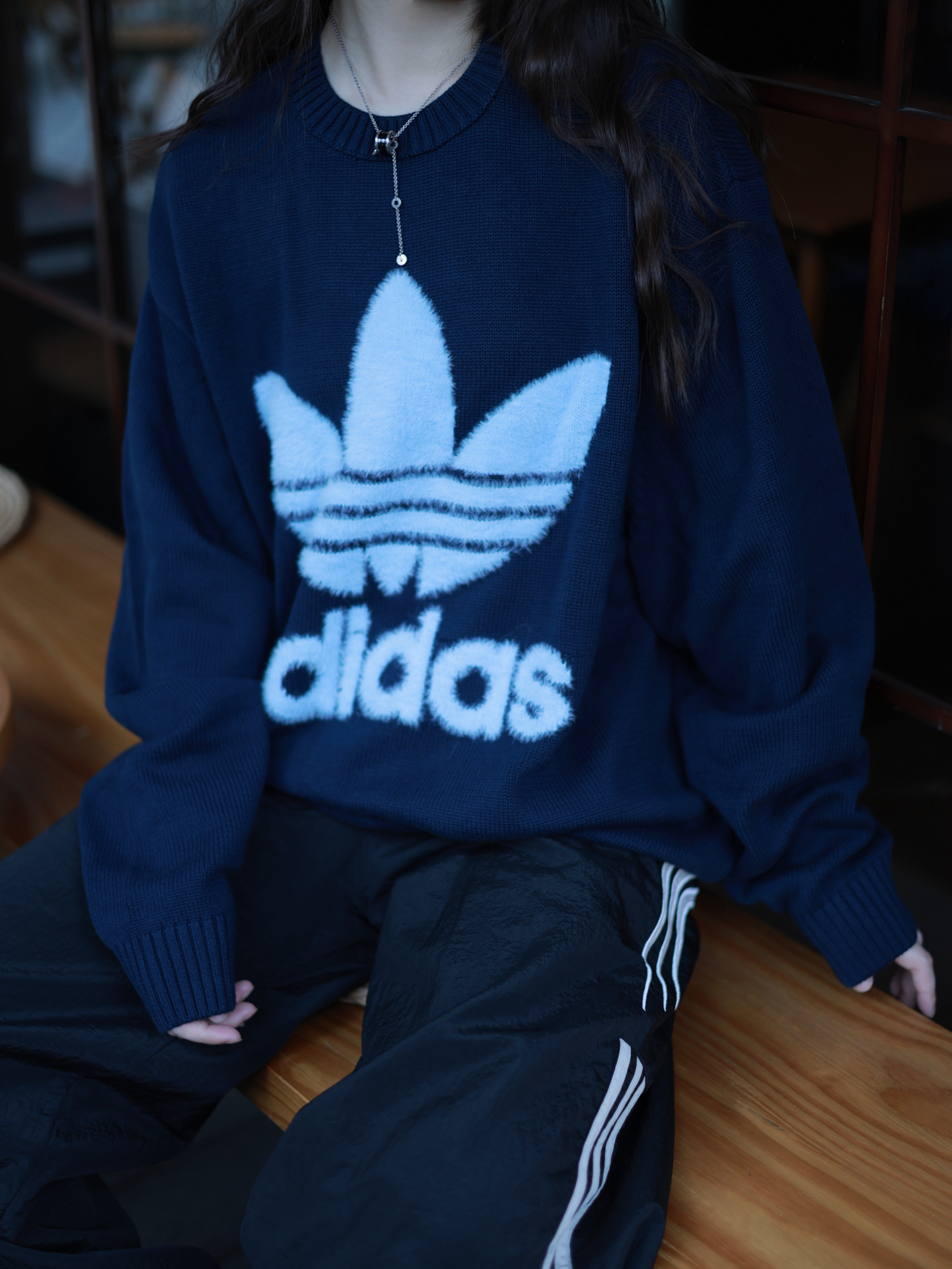 代購-Adidas Originals SS25 保暖 親膚 大字母 長袖 毛衣 深靛藍