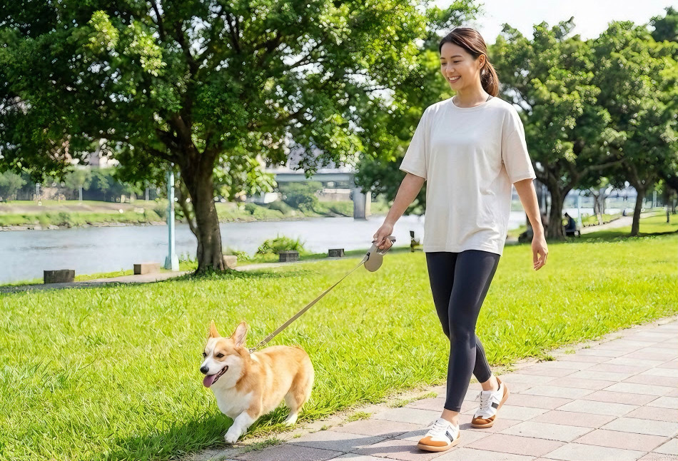 週日戶外休閒穿搭，Sanly Joy 德訓鞋搭配瑜珈褲展現 Athleisure 運動時尚，具備防滑大底與 Q 彈乳膠鞋墊，適合野餐、遛狗或輕運動，是兼具機能與外型的膠囊衣櫥必備鞋款。