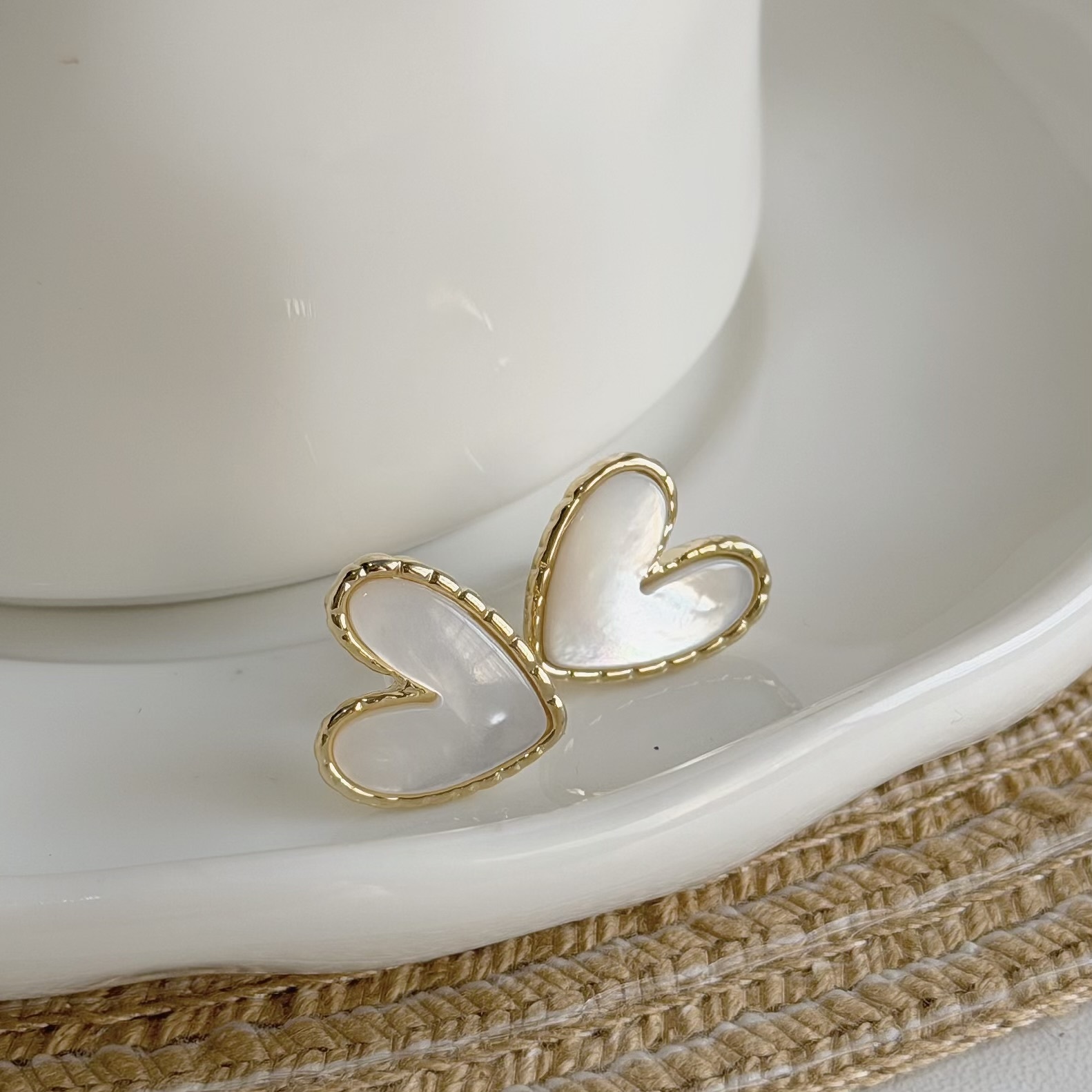 A167白貝金邊愛心耳針