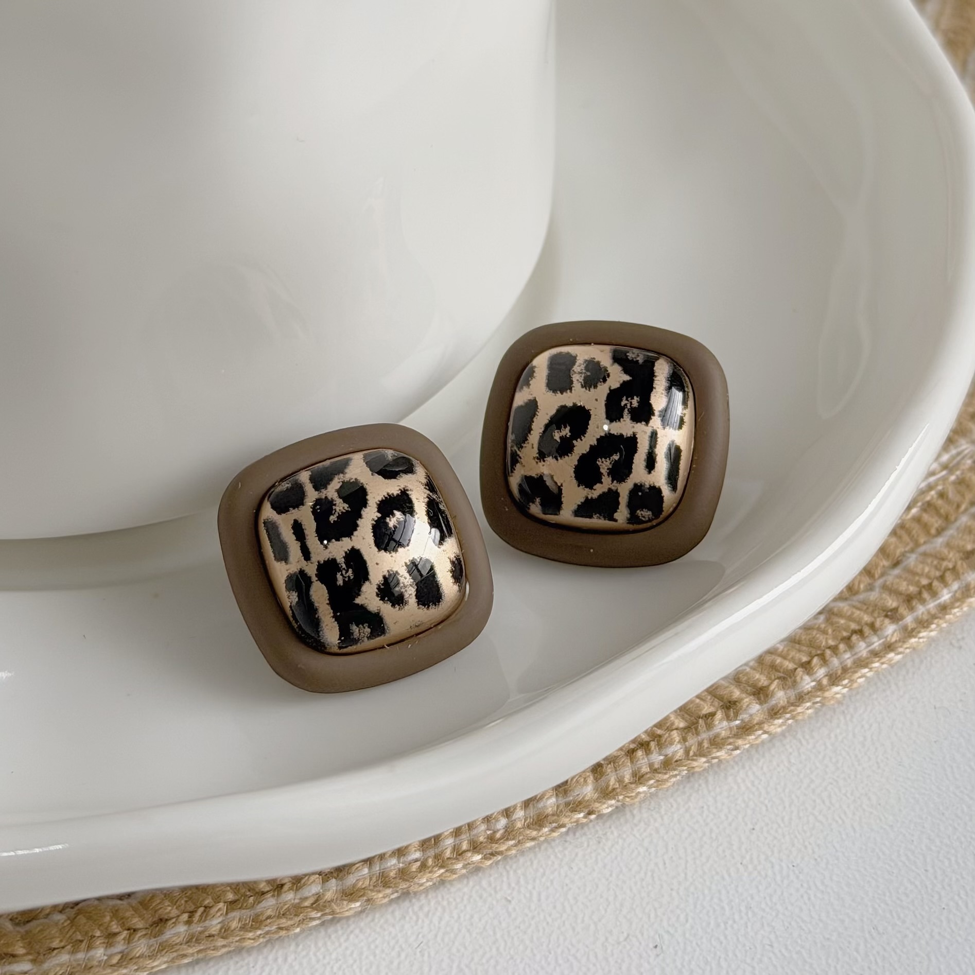 A157方塊磨砂豹紋耳針