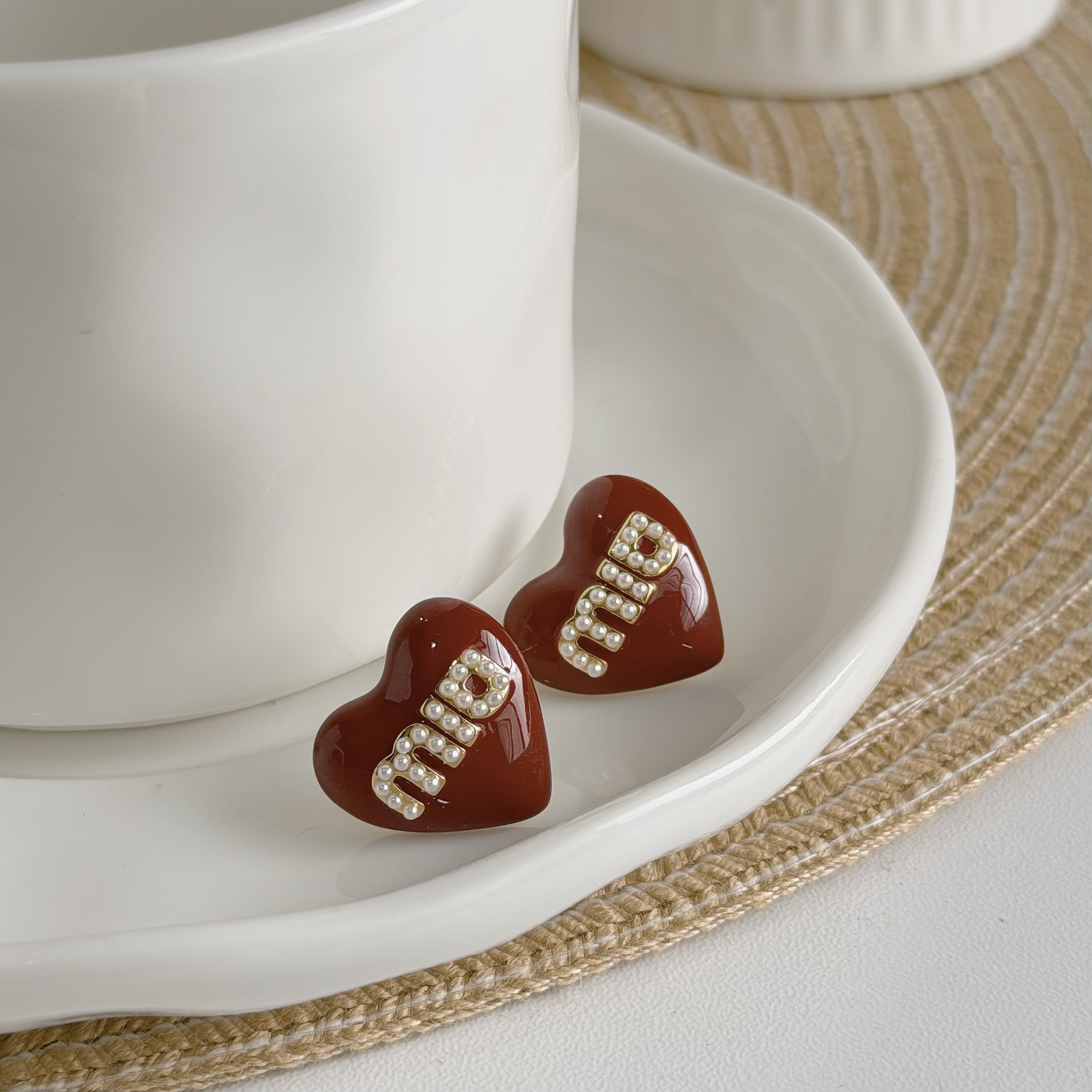 A153珍珠字母烤漆愛心耳針