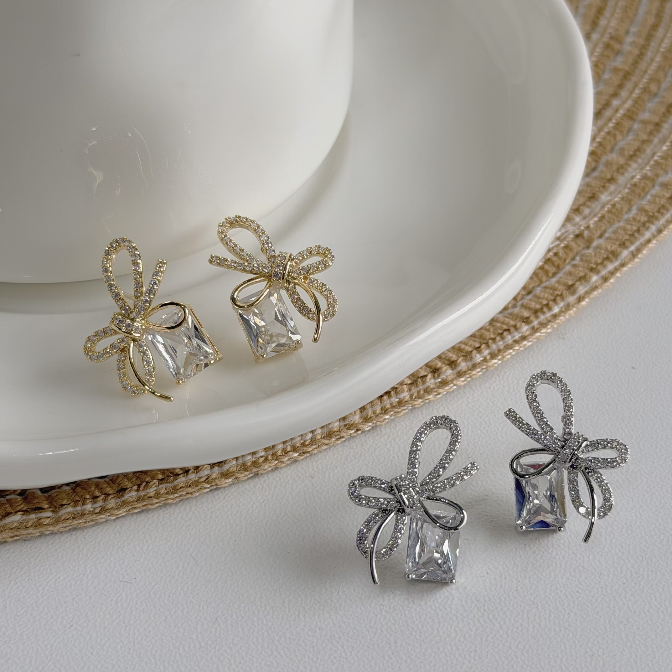 Z227排鑽緞帶蝴蝶結方鑽耳針