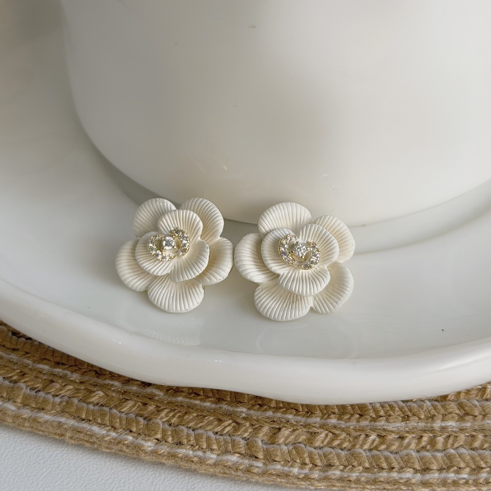 C294排鑽磨砂壓紋立體花朵耳針