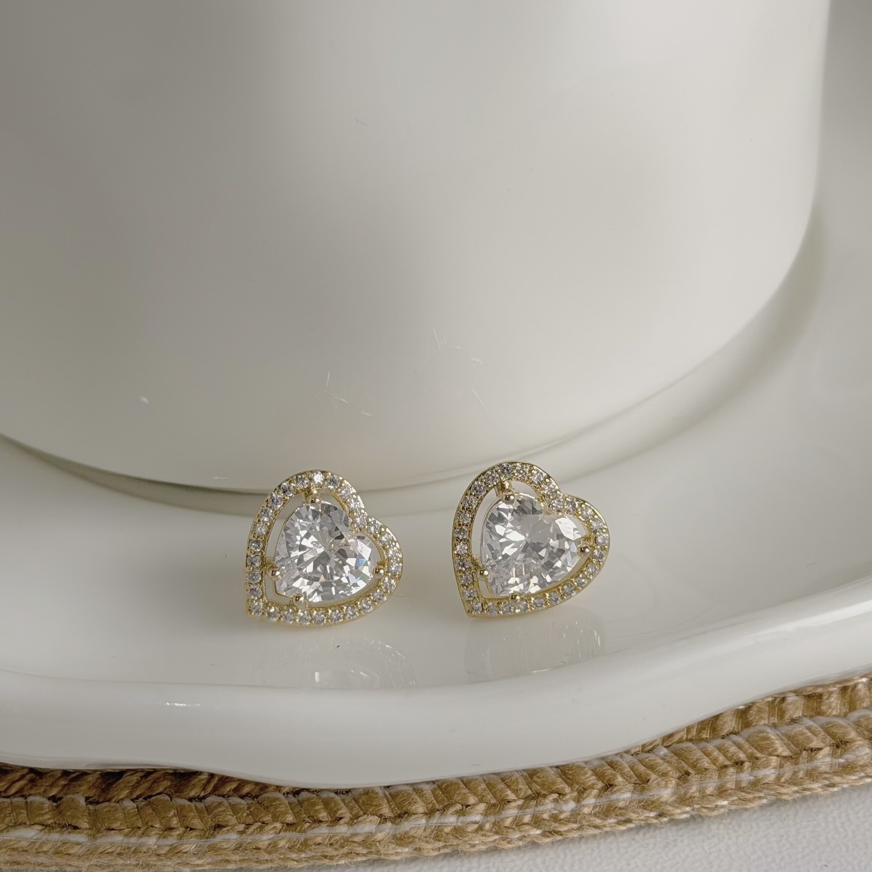 C273框邊滿鑽愛心耳針