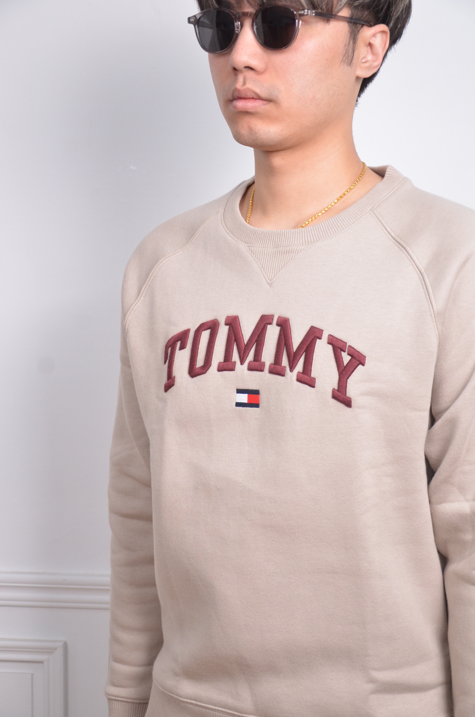 Tommy Hilfiger 刺繡紅字大學T-奶茶/白