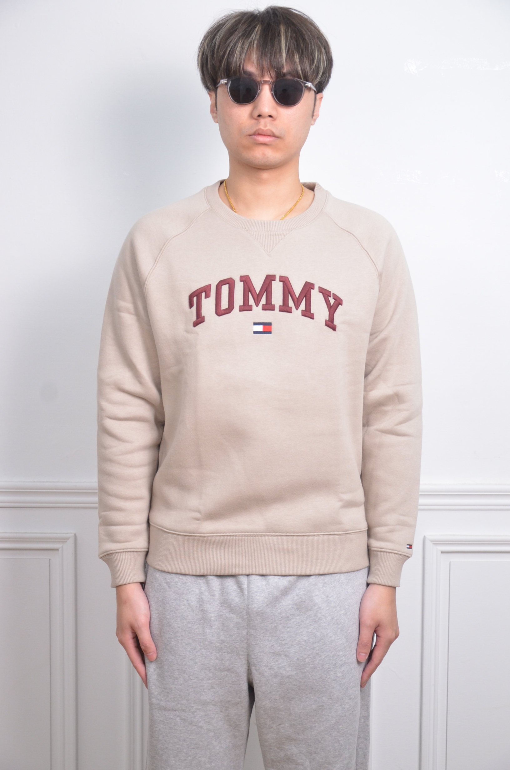 Tommy Hilfiger 刺繡紅字大學T-奶茶/白