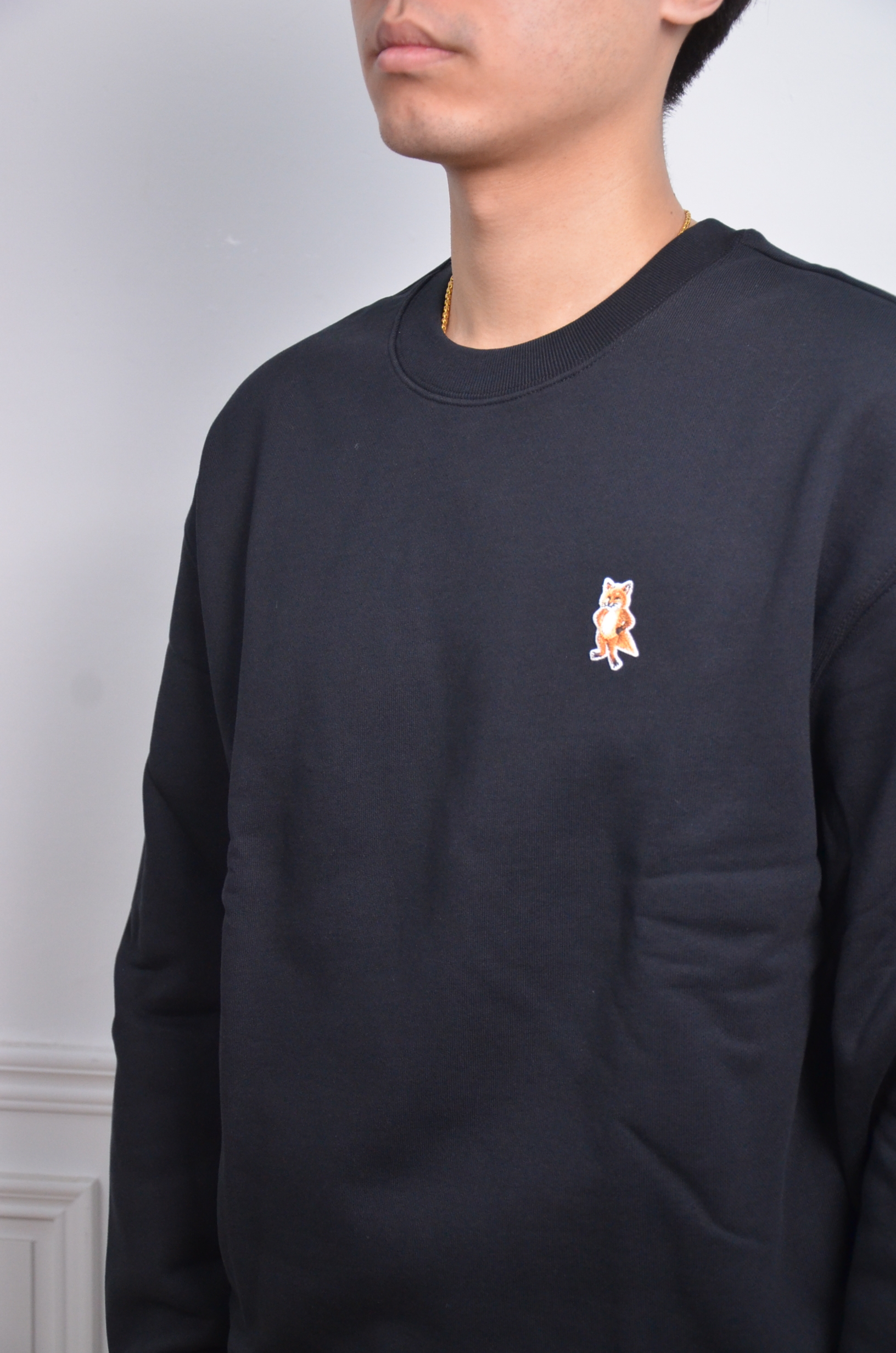 Maison Kitsune 刺繡站姿狐狸大學T-黑【PM00311KM0341-P199】