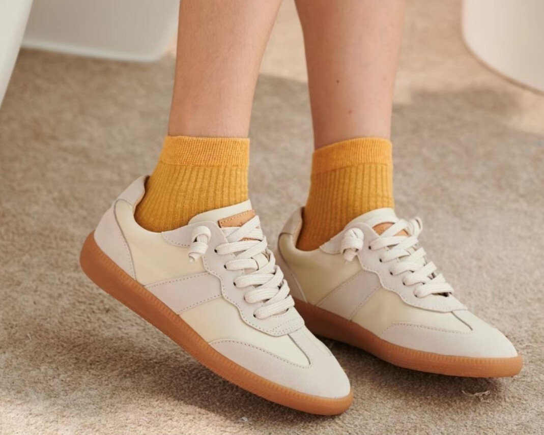 Sanly Joy 艾蜜莉德訓鞋的顯瘦穿搭實測，展示 T 字鞋頭設計如何利用視覺切割原理修飾大腳板，讓雙腳看起來更秀氣小巧，是 2026 年取代傳統小白鞋的最佳顯腳小球鞋推薦。