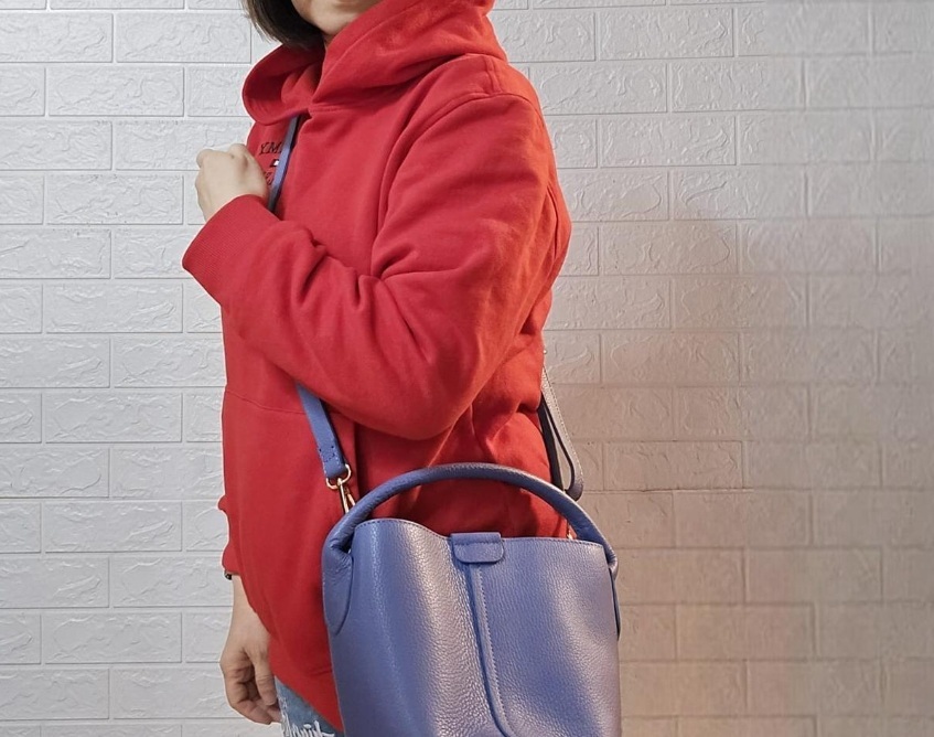 意大利手提水桶型紫藍色手袋連長帶