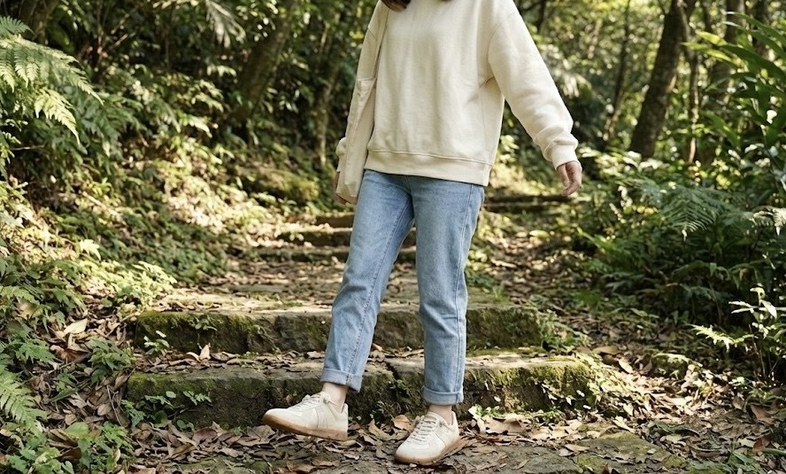 Sanly Joy 德訓鞋的一鞋多穿示範，休閒丹寧也能完美駕馭，展現比普通小白鞋更強的風格適應性，是 2026 年膠囊衣櫥必備的高 CP 值升級版真皮女鞋。