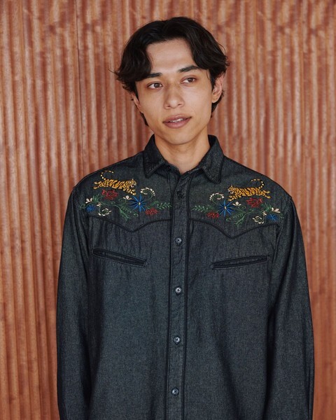 【POWER TO THE PEOPLE】復古刺繡滾邊牛仔襯衫