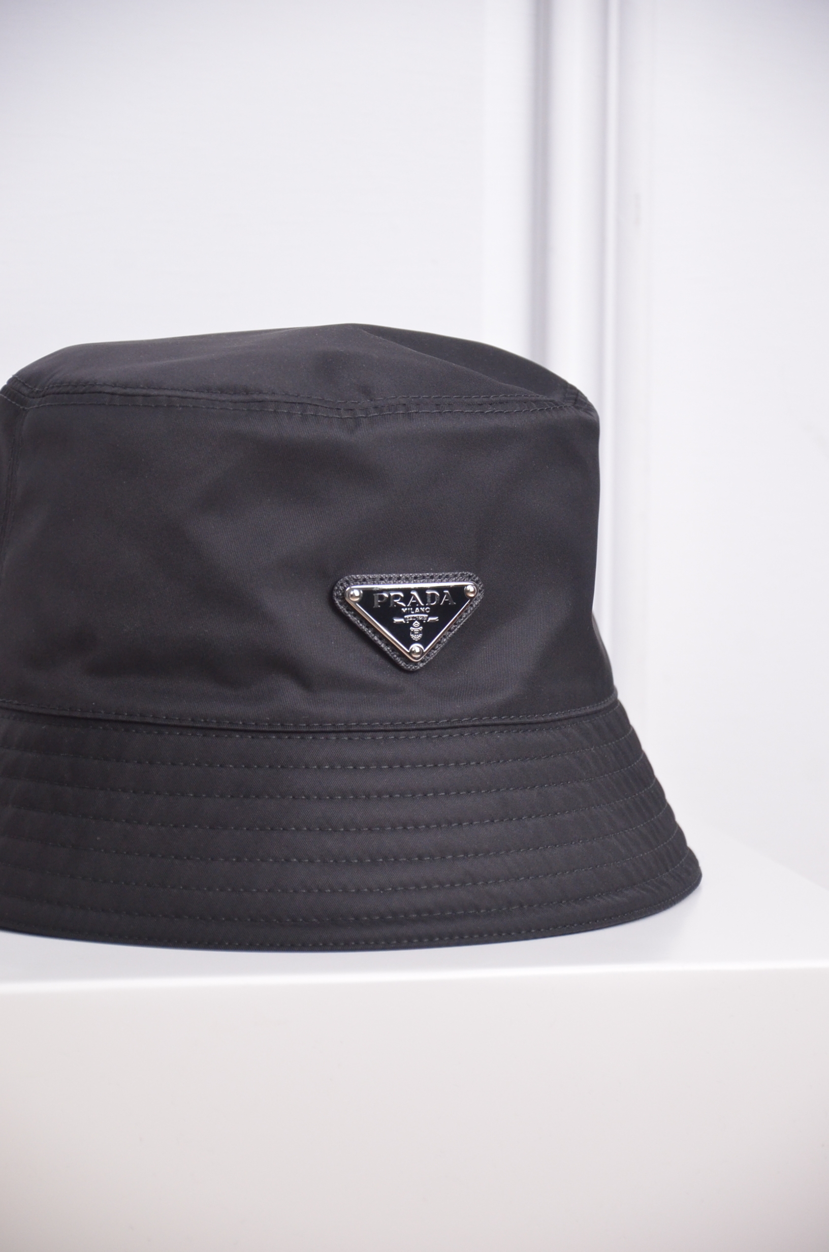 Prada 金屬三角標再生尼龍漁夫帽【1HC1372DMIF0002】