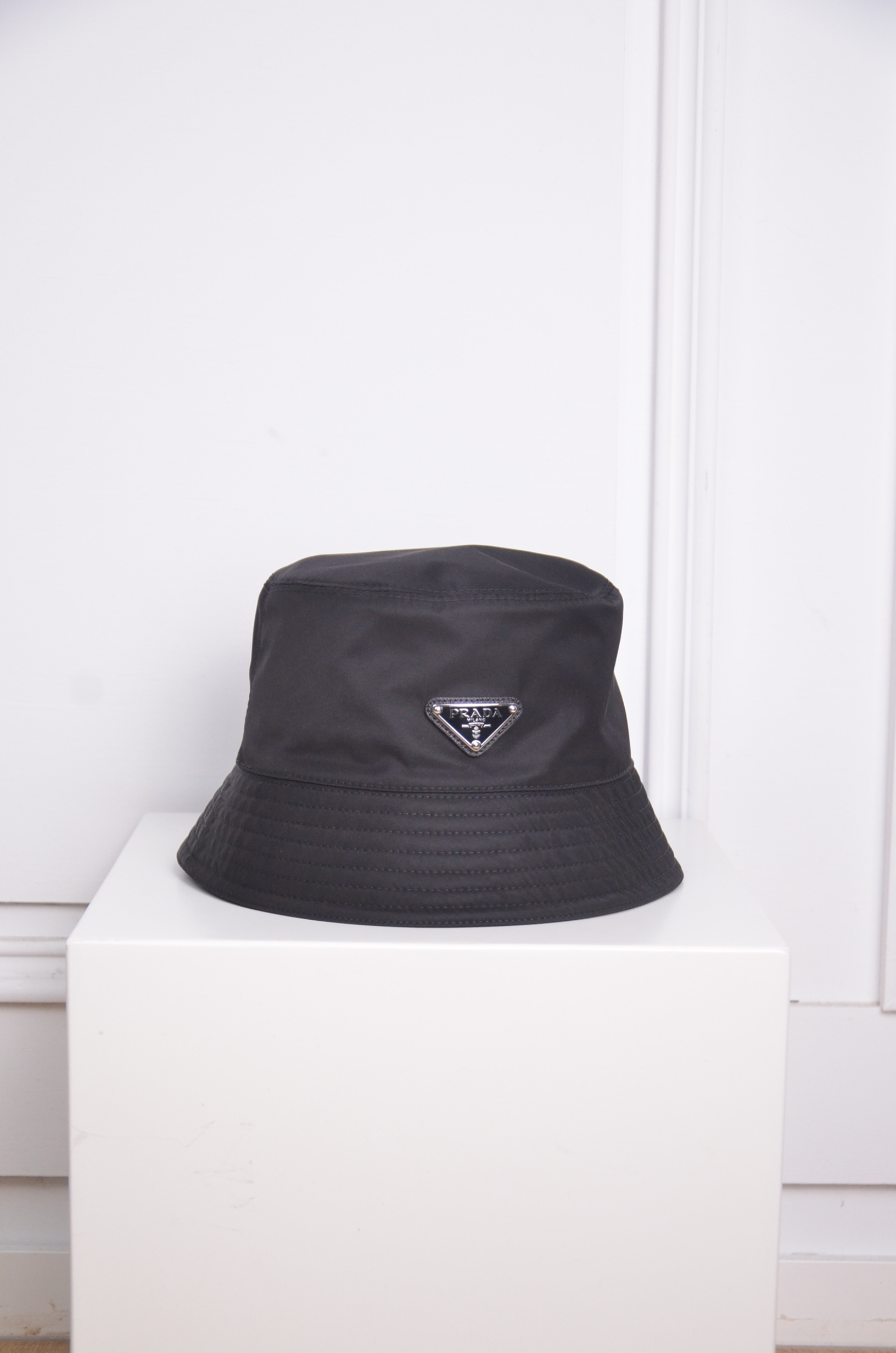 Prada 金屬三角標再生尼龍漁夫帽【1HC1372DMIF0002】