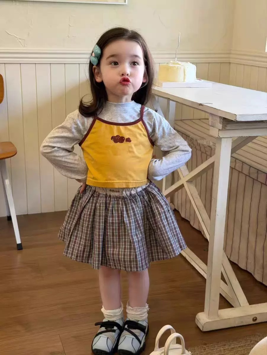 灰色上衣/黃色疊穿背心/咖格裙