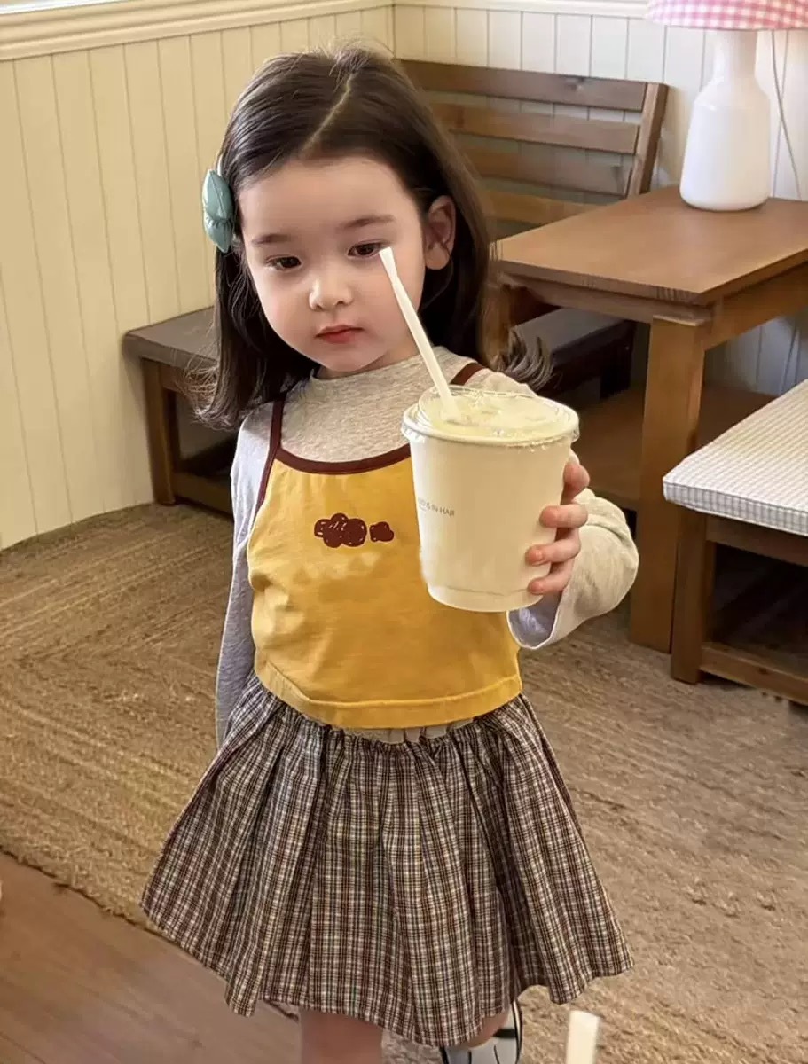 灰色上衣/黃色疊穿背心/咖格裙