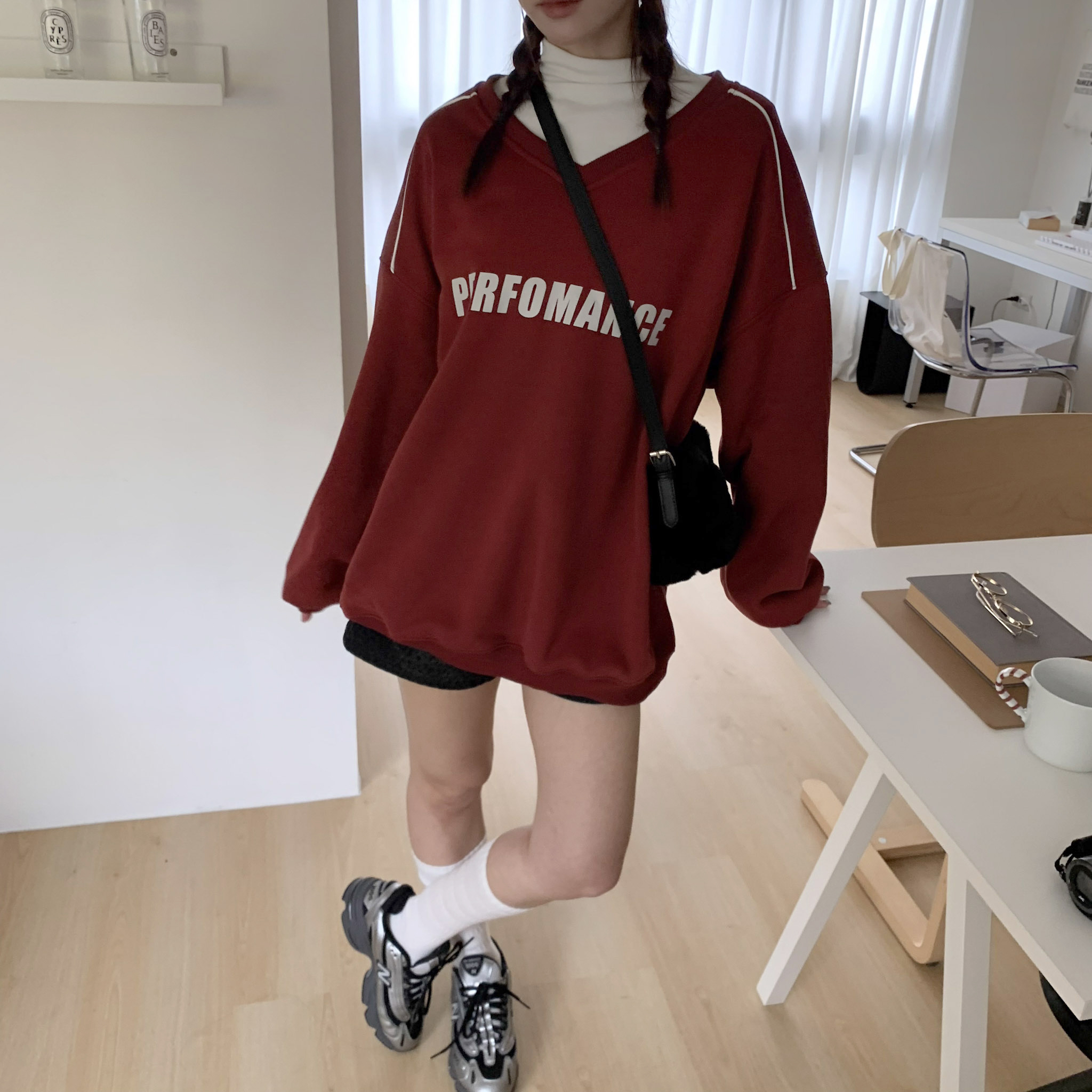 ISA_UNISEX清單 美式字母v領刷絨大學TEE_51222