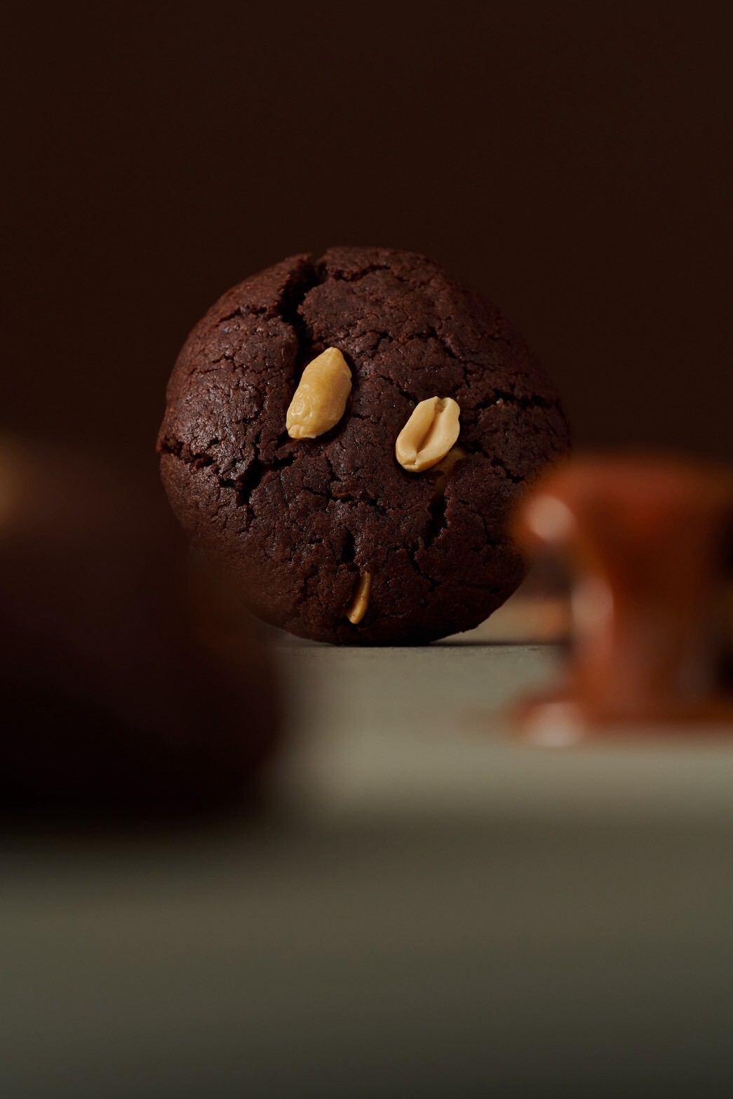 Sweetfull 花生焦糖巧克力軟餅乾近拍，巧克力餅體與花生點綴細節