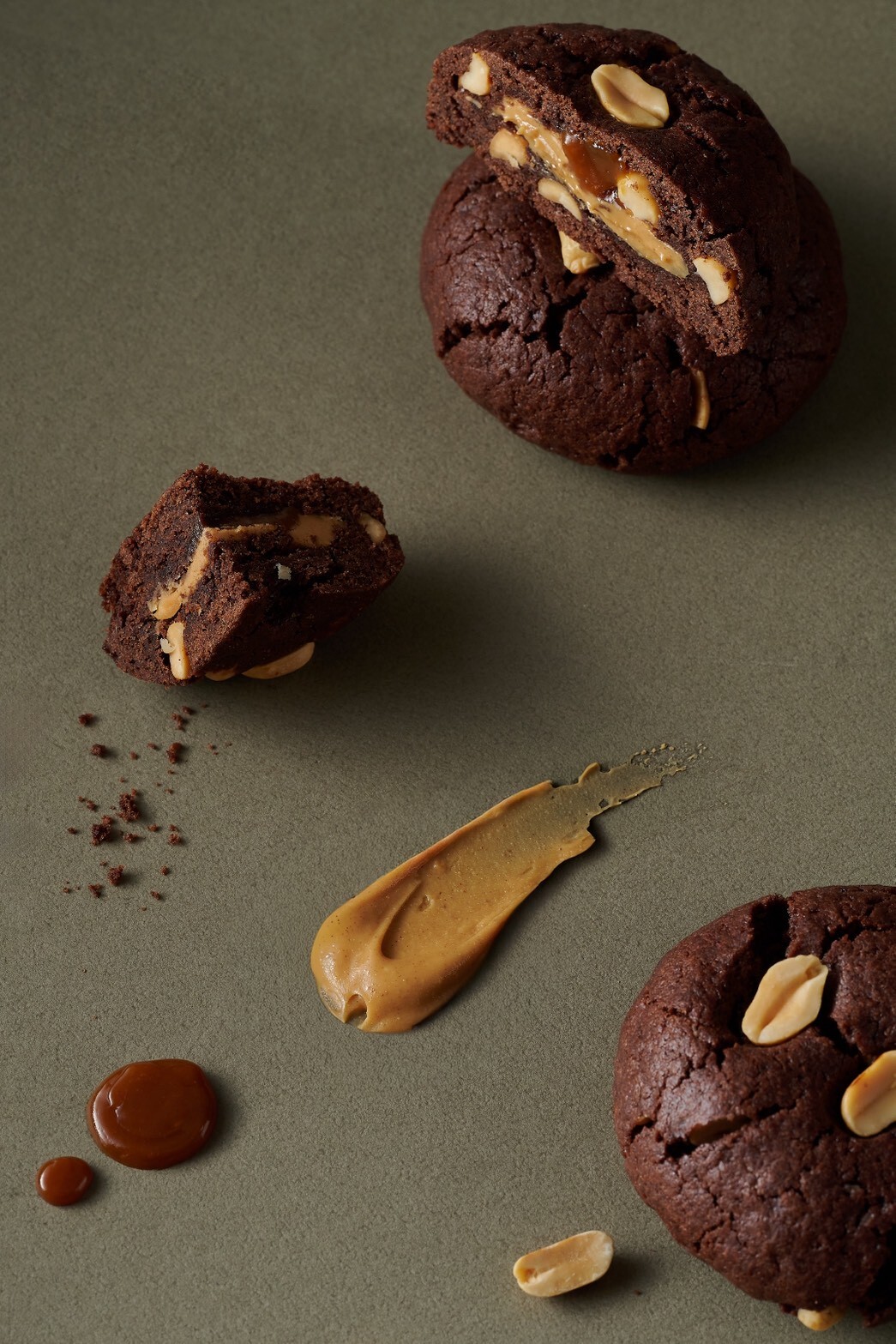 Sweetfull 花生焦糖巧克力軟餅乾平拍，焦糖抹醬與花生元素搭配呈現風味意象