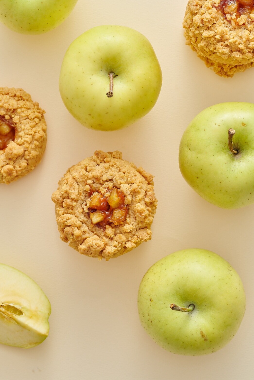Sweetfull 肉桂蘋果奶酥軟餅乾平拍，搭配新鮮蘋果呈現自然溫暖的甜點氛圍
