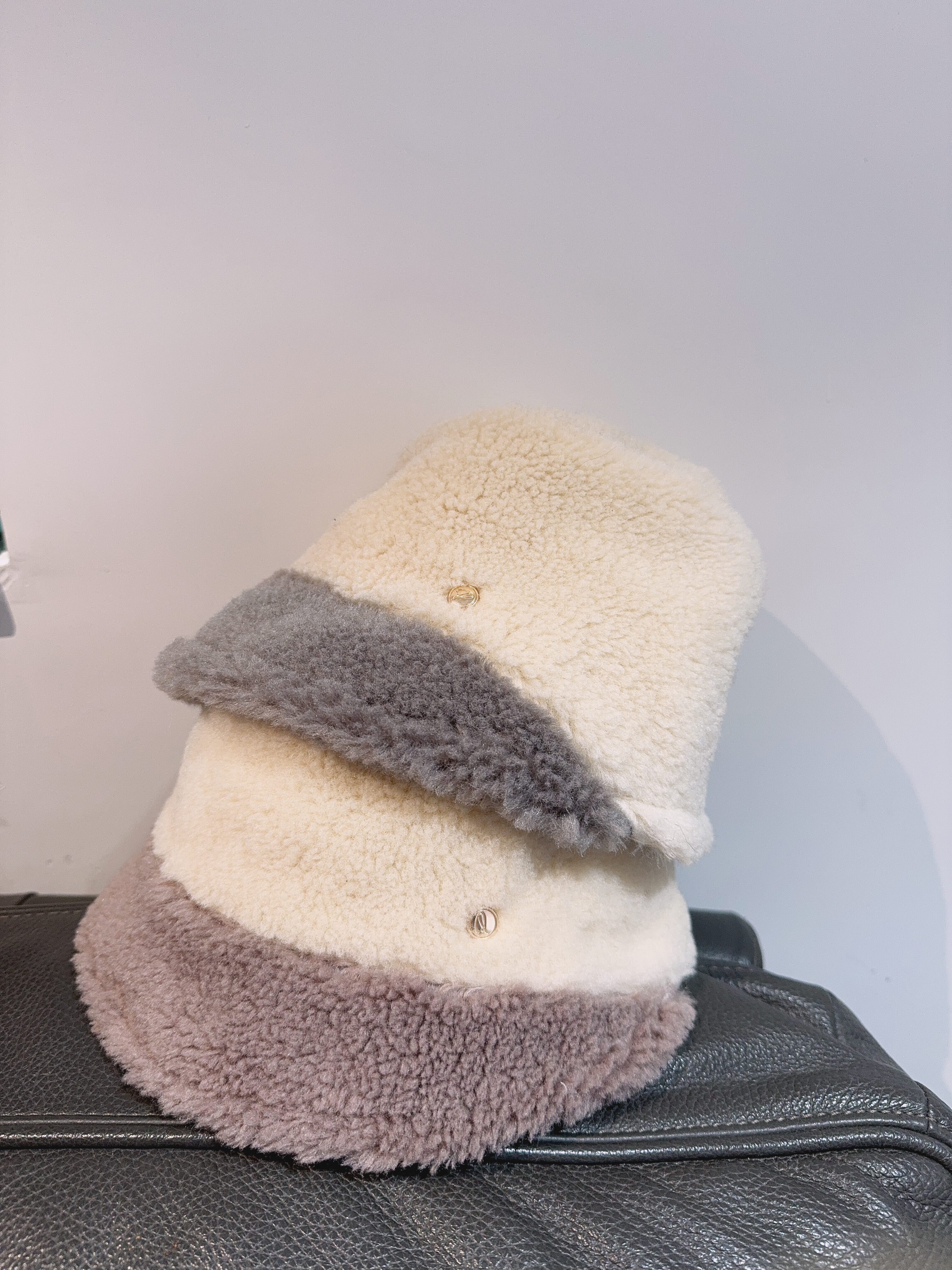 KR140 羊羔毛拼色盆帽