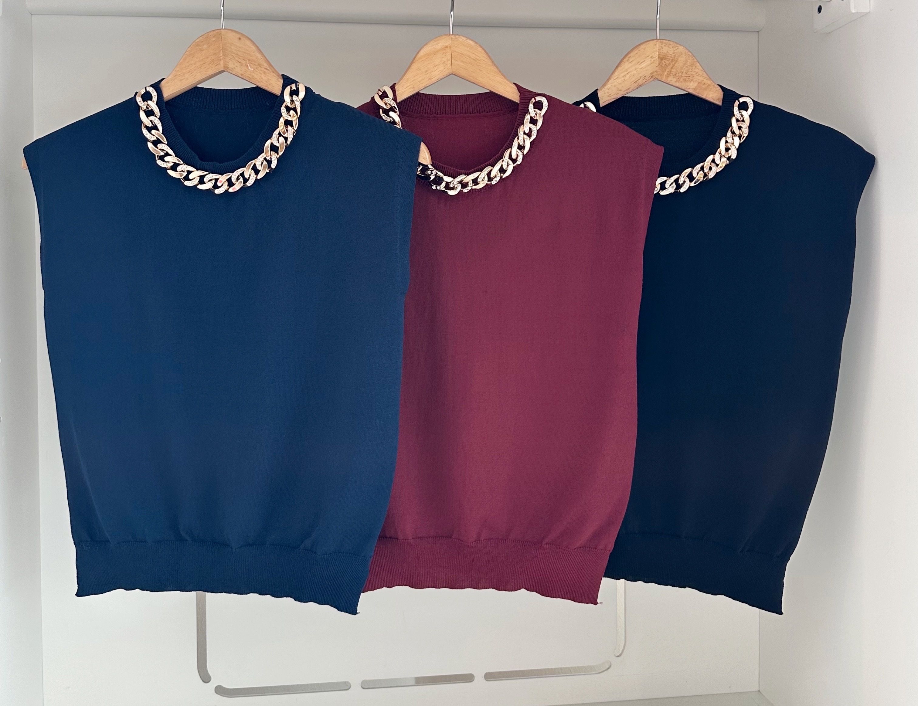 SLEEVELESS KNIT BLOUSE WITH GOLD CHAIN NECK DETAILS