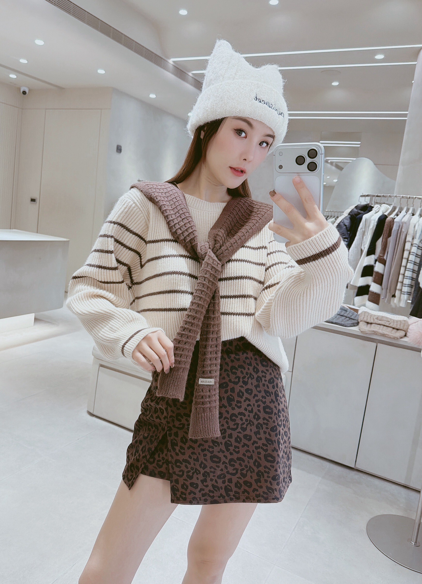 洞洞披肩+橫條針織毛衣