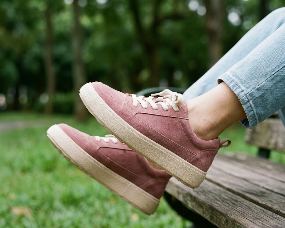 上班族首選 Sanly Joy 寬楦真皮休閒鞋,專為寬腳板設計的加寬蹠圍與柔軟牛皮材質,解決正式皮鞋磨腳問題,提供全天候舒適久站體驗,是職場通勤必備的零磨合好鞋。