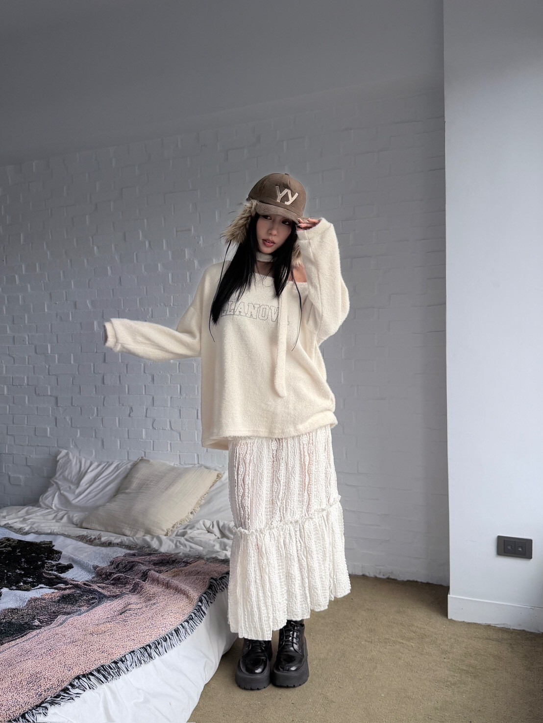 英字繞脖水貂絨斜肩寬鬆上衣