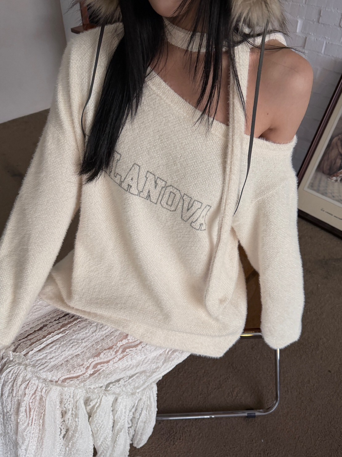 英字繞脖水貂絨斜肩寬鬆上衣