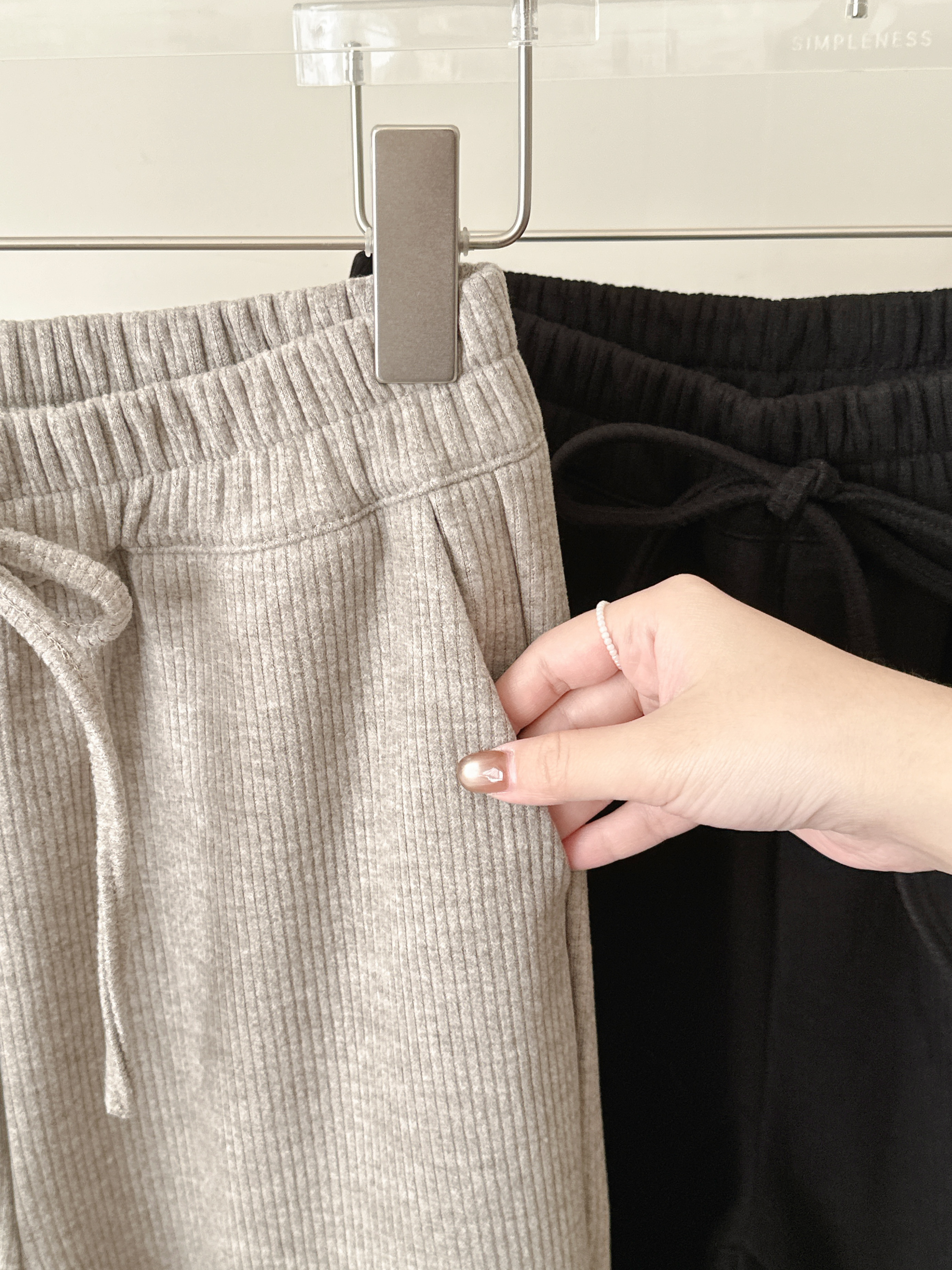 部份現貨🚚超修身！！柔軟條坑兔絨雲朵喇叭褲💕共2色