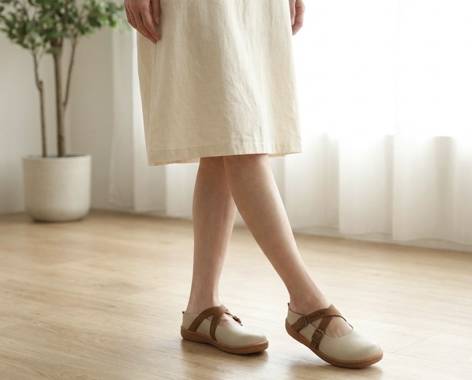 推薦 Sanly Joy V 口真皮娃娃鞋,利用 V 字剪裁延伸腳背線條,達到視覺顯瘦與拉長腿部比例的效果,柔軟真皮包覆不勒腳背肉肉,是寬腳板女生約會與婚禮穿搭的氣質首選。